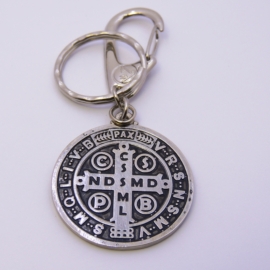 Imagem do produto Chaveiro Medalha de São Bento fundo preto metal c/mosquetão. - 
