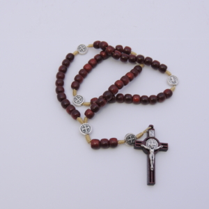 Terço em Madeira com Pai Nosso com Medalha de São Bento 6mm