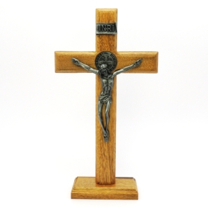 Crucifixo São Bento madeira 26cm c/base.
