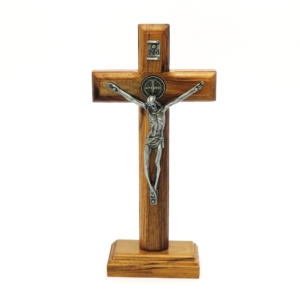 Crucifixo São Bento madeira 17cm c/base.