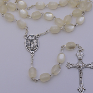 Terço madre pérola branco 8mm c/trevo Pai Eterno e Perpétuo Socorro