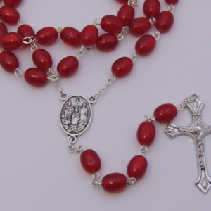 Terço madre pérola vermelho 8mm c/trevo Pai Eterno e Perpétuo Socorro