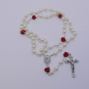 Terço com Pérola e Rosa Vermelha nos Pai Nosso