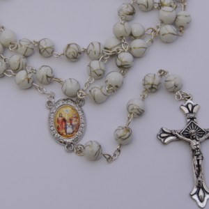 Terço Acrílico 8mm branco rajado Trevo Pai Eterno.