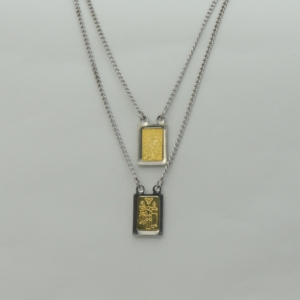 Escapulário Inox aplique dourado a laser Pai Eterno e Perpétuo Socorro.