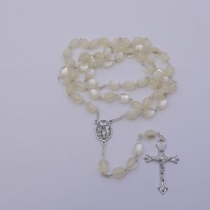 Terço madre pérola branco 8mm c/trevo Pai Eterno e Perpétuo Socorro
