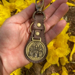 Chaveiro Divino Pai Eterno em Medalha e Couro com Mosquetão
