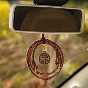 Adorno para Carro São Bento Laço couro.