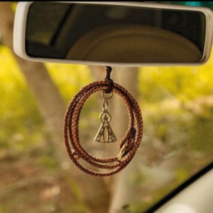 Adorno para Carro NSa. Aparecida Laço de Couro.