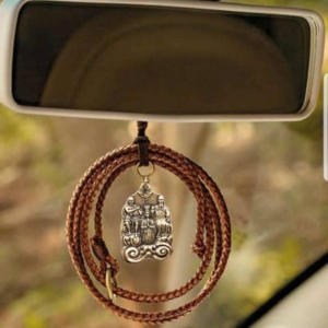 Adorno para Carro Divino Pai Eterno Laço de Couro.