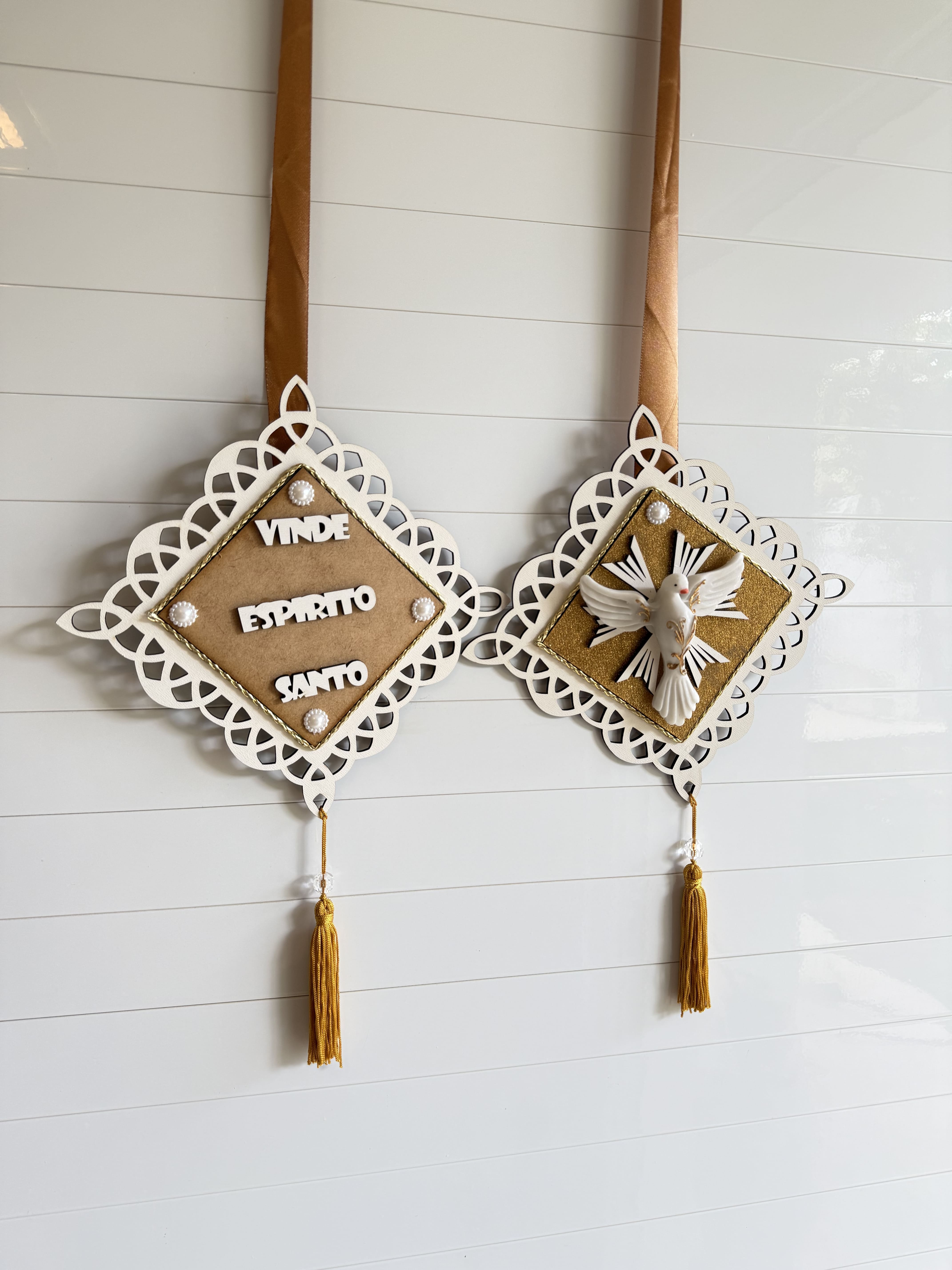 Adorno Vinde Espírito Santo Dourado